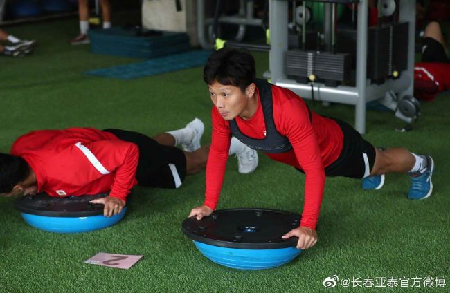 女仆开腿露出隐私视频